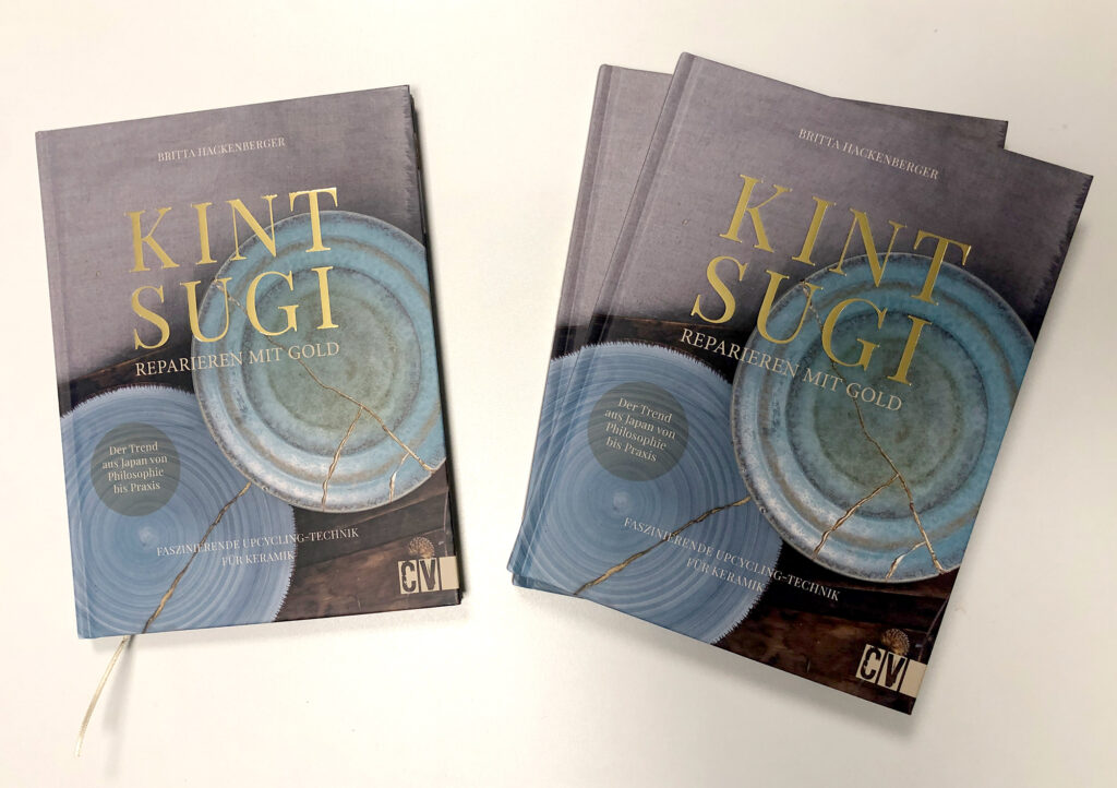 3 Exemplare des ersten deutschen Kintsugi Buchs, man sieht das Cover